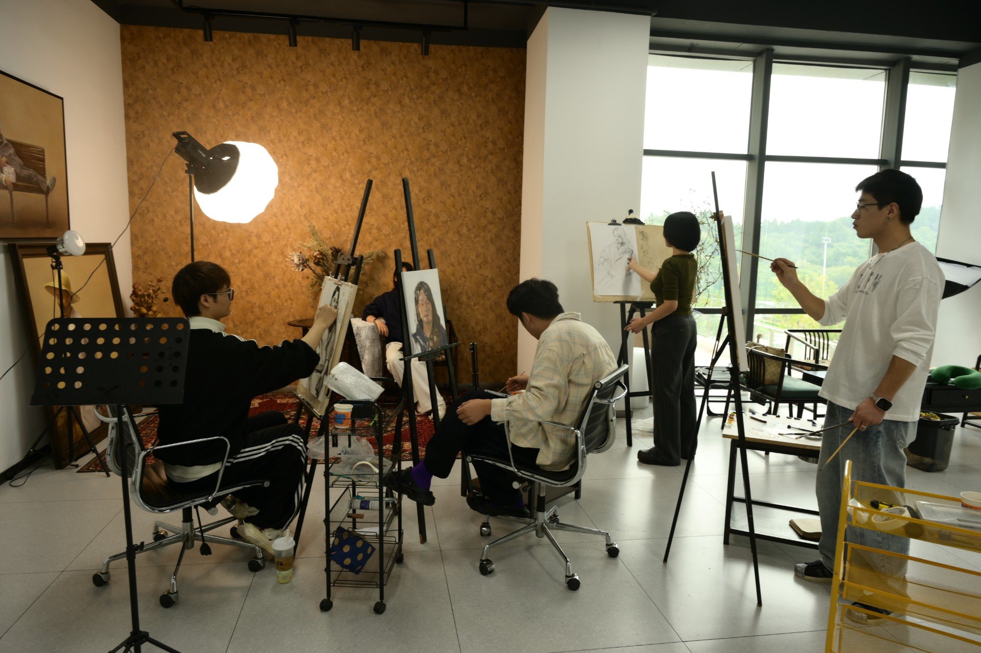 筑山画室，学员围着模特写生